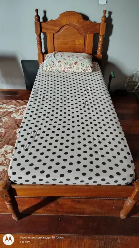 Cama de madeira solteirão com colchão e travesseiro!