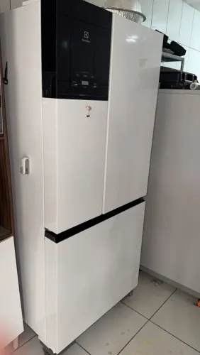 Vende geladeira com um ano de uso