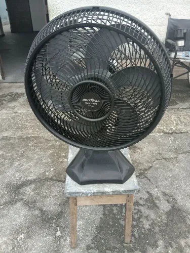 Ventilador Britânia turbo oscilante com 180w de potência 
