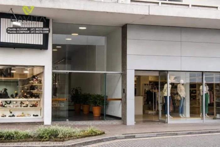 Sala comercial semi mobiliada localizado no centro de Blumenau com 14,67 m2 de área aproxi