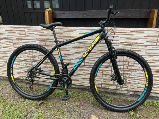 Bicicleta Mountain Bike Free Action Preta com Detalhes Amarelo e Azul - Ótimo Estado! Vend