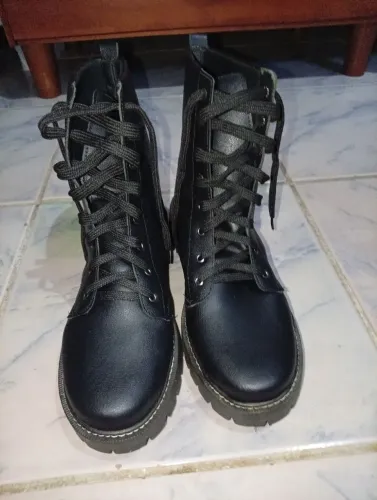 Duas botas de cano alto uma com salto e a outra sem.