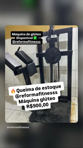 Máquina glúteo - Academia