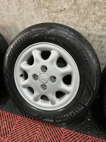 Roda aro 13 4x100 originais do Gol G2 com pneus meia vida.