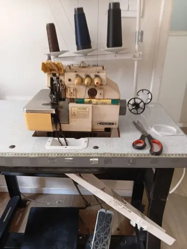 Maquina industrial overlok usada