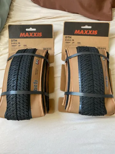 Par de pneus maxxis dth aro 26x2.15 faixa bege