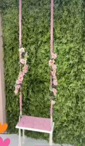 Balanço em madeira com almofada e decorado