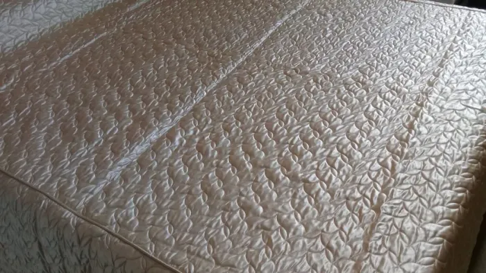  Colcha de cama matalassê (casal) em cetim, quase sem uso 