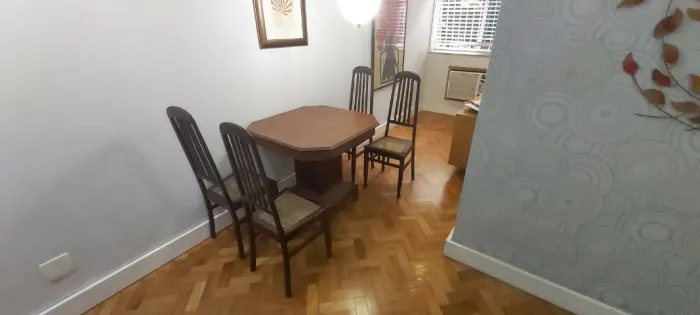 Mesa Clássica com 4 Cadeiras - Elegância Atemporal. *Valor abaixo do avaliado*