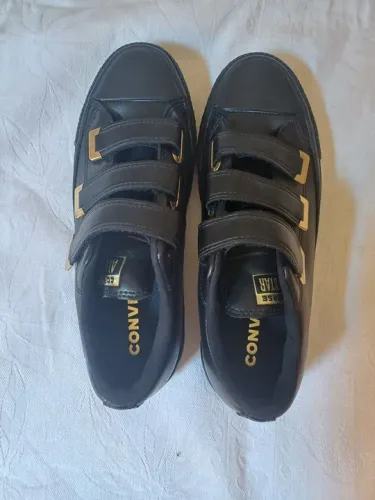 Tênis NOVO Converse Preto com Straps Dourados -NOVO