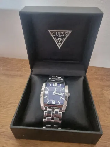 GUESS METAL CROMADO E FUNDO AZUL