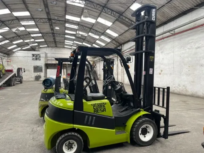 Empilhadeira C25L Clark, capacidade 2.500Kg