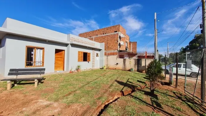 Casa plana com 3 dormitórios (1 suíte) e piscina.