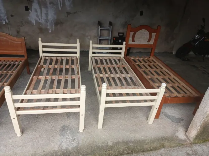 Cama de madeira maciça de solteiro