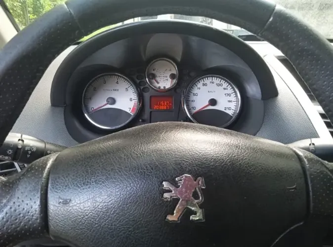 Peugeot 207 Sedan Passion XS 1.6 Flex 16V 4P 2010