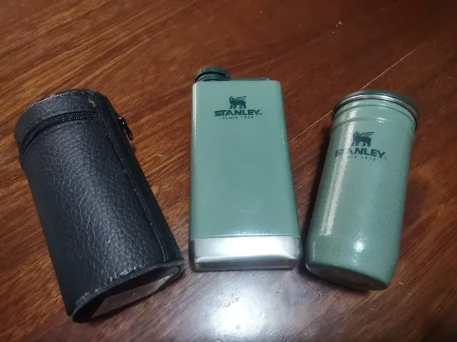 Stanley Conjunto Cantil de Uisque Copos Extras