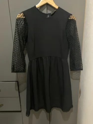 Vestido Zara preto com mangas de renda