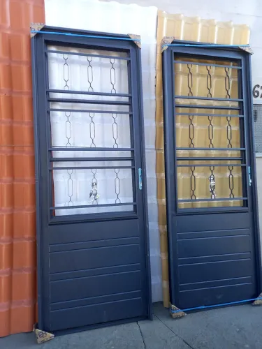 Porta pra sala ou cozinha. Com grade