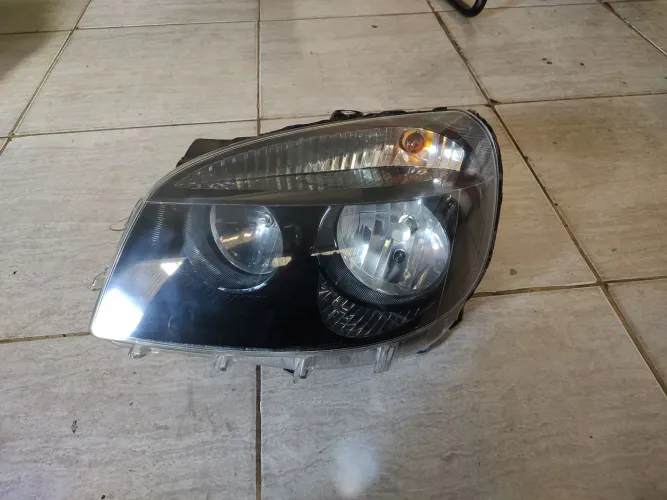 Farol esquerdo fumê Doblô 2018 