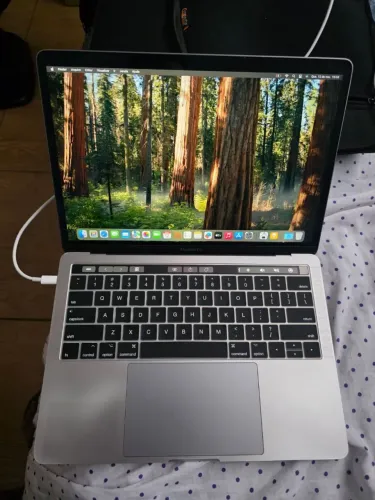 MacBook Pro touchbar  13, 2019 core i7, 16gb ram, SSD 512gb tela retina.
