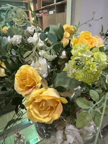 Arranjo de flores com vaso