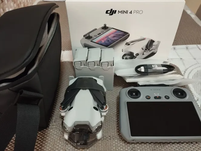 DJI Mini 4 Pro + Fly More Combo + Controle RC 2