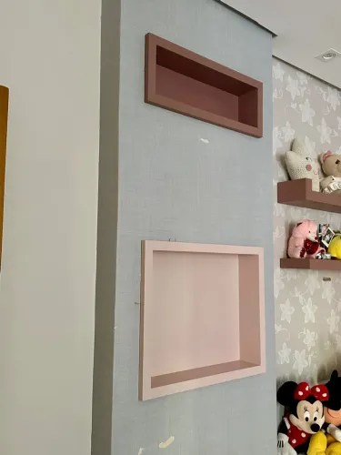 Nichos e prateleiras em tons rosa claro e rosa seco