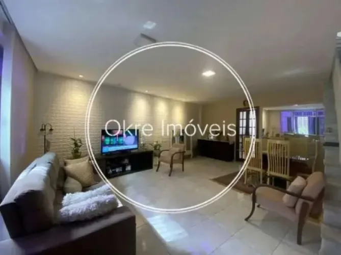 Oportunidade: casa de vila com 3 quartos à venda no Catete!