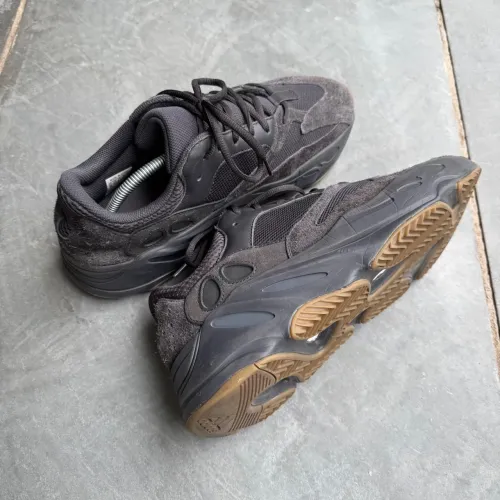Tênis Adidas Yeezy Boost 700 v1 utility black