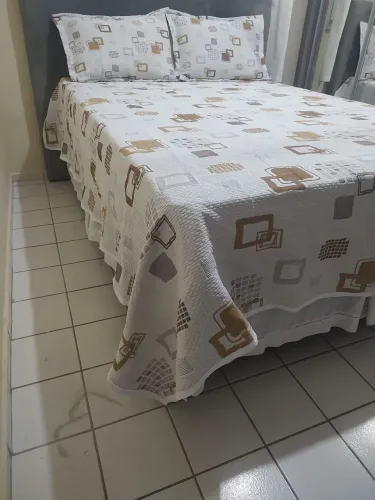 Cobre leito casal com detalhes geométricos