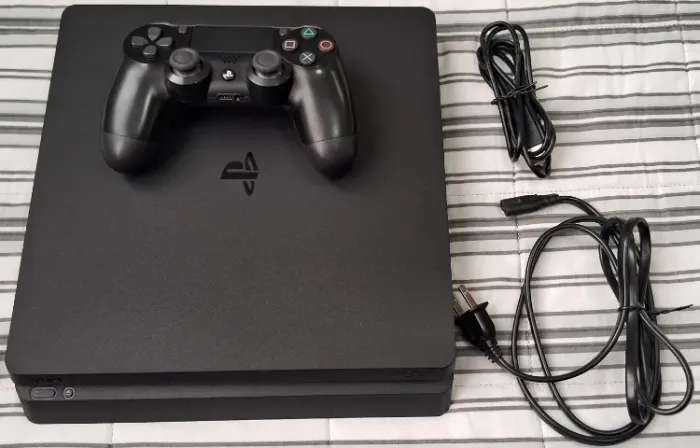 PS4 Slim 1TB com 1 controle original e 2 jogos