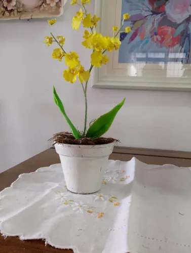 Orquídea Amarela Decorativa em Vaso É DA ARTE PRÓPRIA 