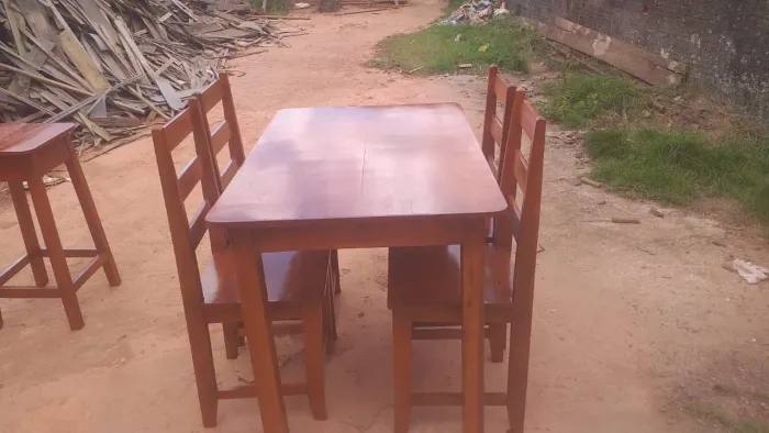 Jogo de mesa de madeira