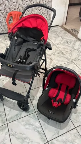 Carrinho de Bebê com Bebê Conforto - Vermelho e Preto marca Burigotto