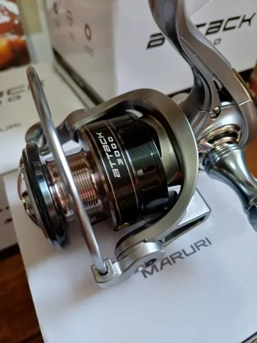 MOLINETE ATTACK MARURI 3000 DRAG DE 10 KILOS 