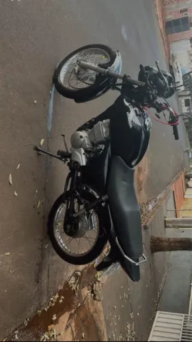 Moto com partida elétrica, bateria trocada recentemente, documentação certinha!