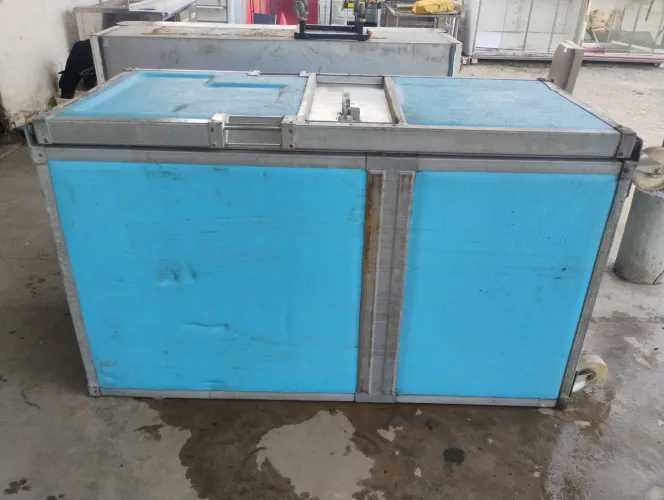 Baú térmico, material de câmara fria. Valor: 1.000,00 reais.