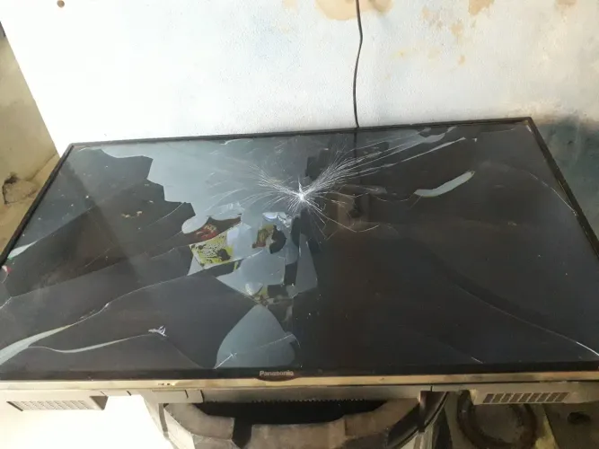 TV LCD Panasonic com tela quebrada