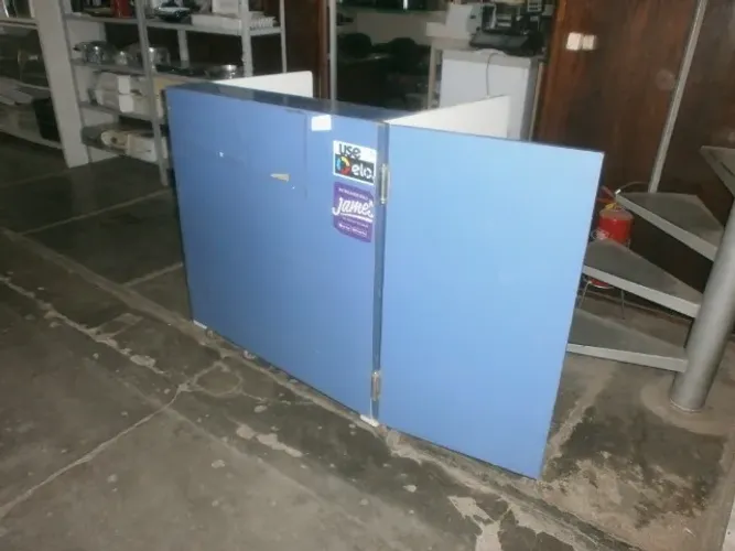 balcão atendimento - estilo caixa com gaveta - com uma porta vai e vem