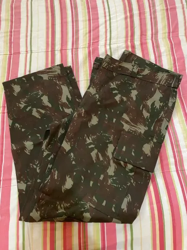 Calça camuflada militar