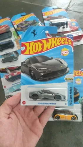 Miniatura Hot Wheels Ferrari SF90 Stradale Cinza