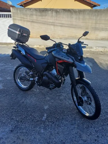 Lander muito Nova e pouco rodada. Moto usada somente em passeios vai com acessórios