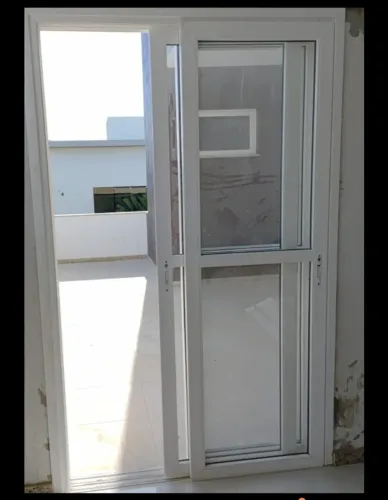 Porta de correr PVC com tela de mosquito 