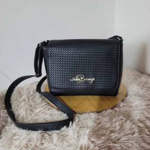 Bolsa média preta com alça transversal
