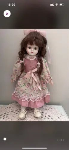 Boneca de porcelana antiga.