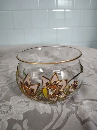 Bomboniere com flores em relevo