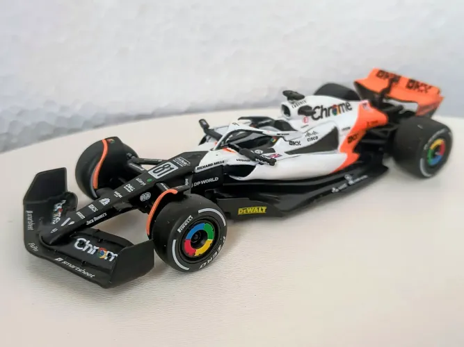 McLaren Oscar Piastri 81 - escala 1/43