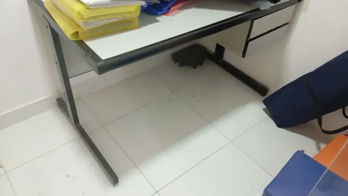 Mesa de escritório com gavetas