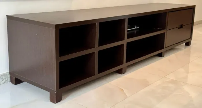 3. Rack clássico em MDF amadeirado escuro