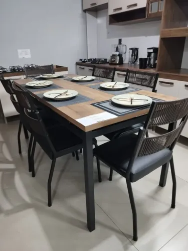 Mesa de Jantar 1.70x90 com 6 cadeiras no courino preto